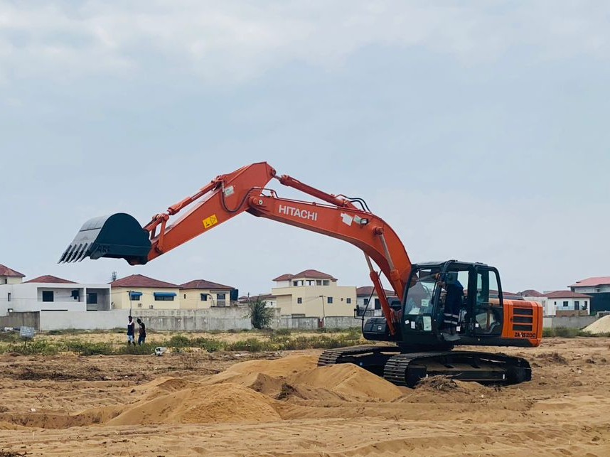 コートジボワール向け「油圧ショベル」を納品