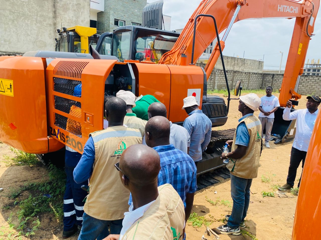 コートジボワール向け「油圧ショベル」を納品