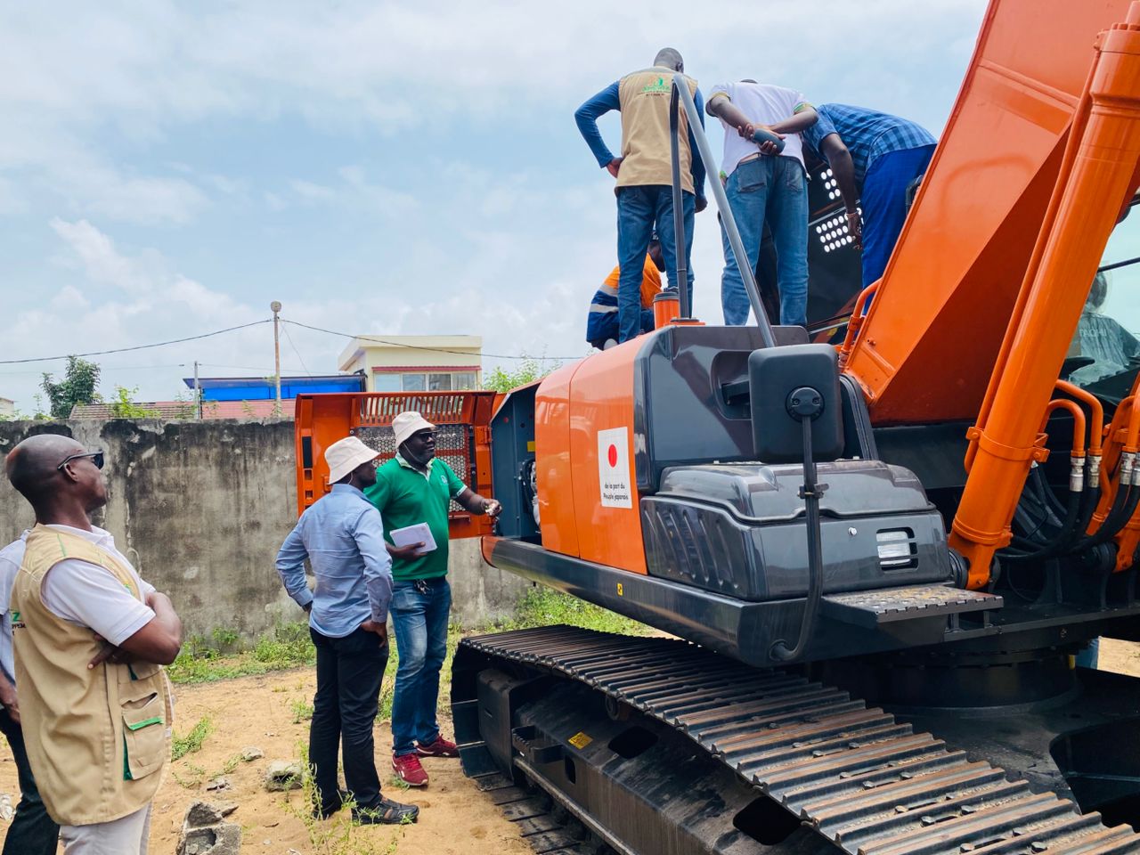 コートジボワール向け「油圧ショベル」を納品