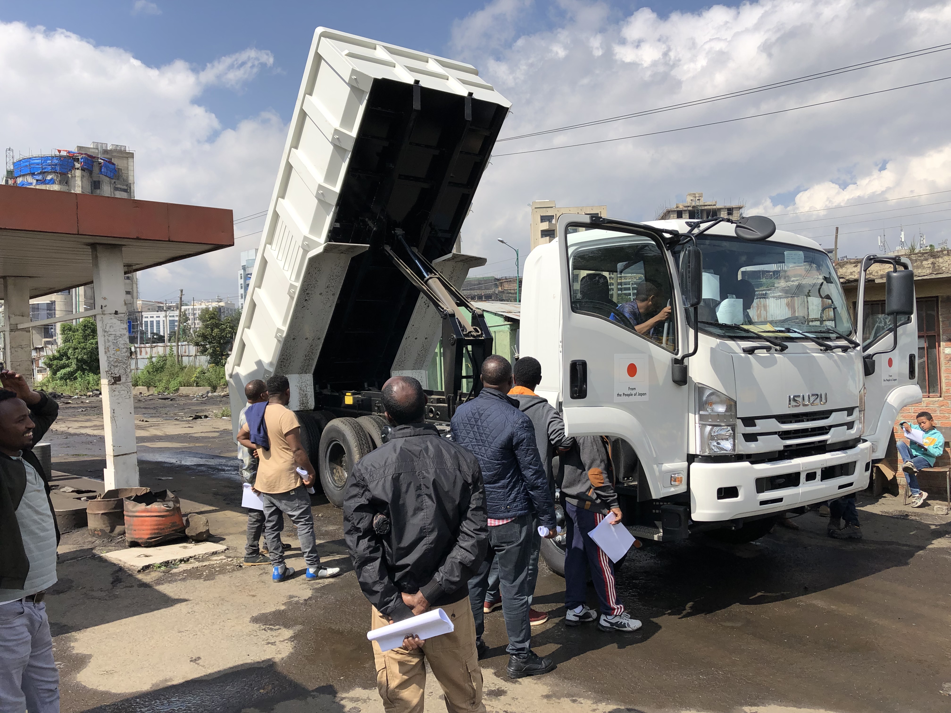 エチオピア向け「道路維持管理機材」を納品