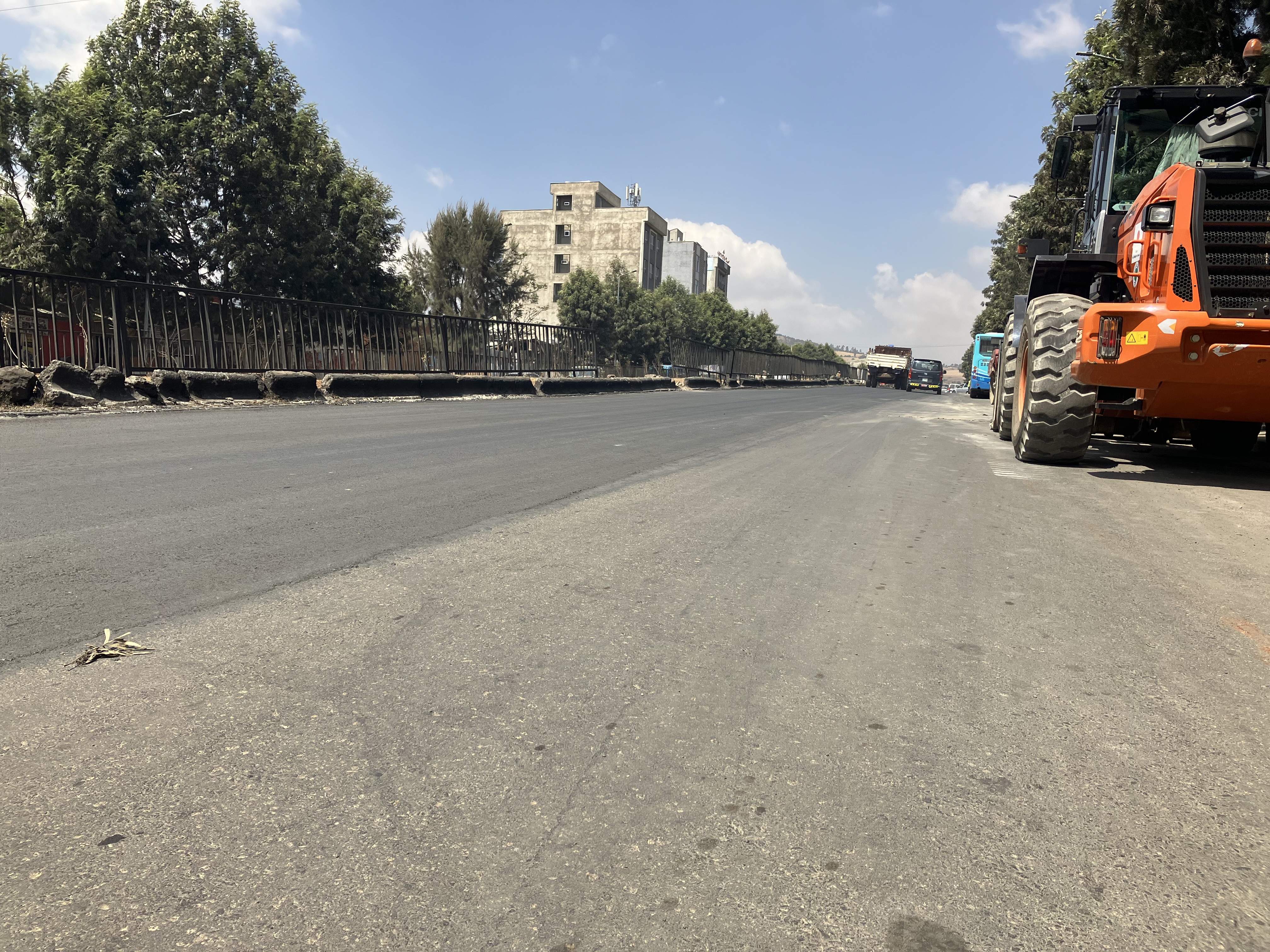 エチオピア向け「道路維持管理機材」を納品